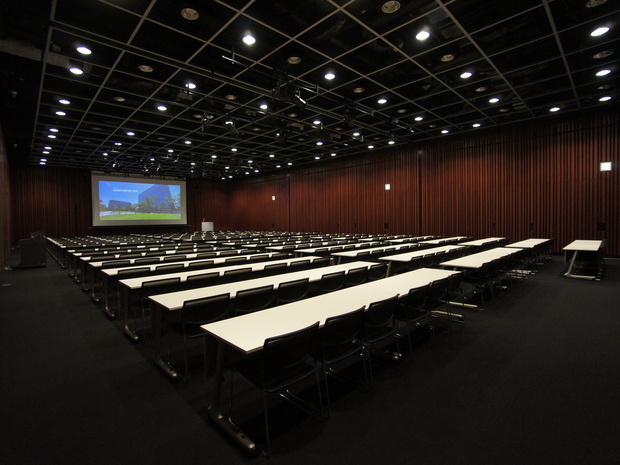 会議や面接に便利な会議室と最大500名収容可能なホール